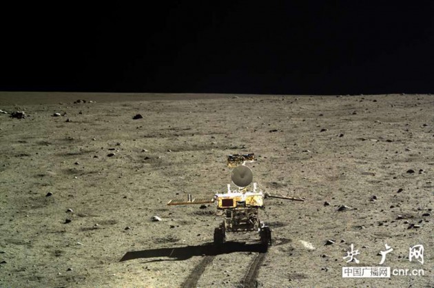 Un demi-siècle après les Soviétiques et les Américains, les Chinois arpentent aujourd’hui la surface lunaire avec leur robot mobile Yutu, photographié ici par le module d’atterrissage Chang’e 3. Photo CNSA.