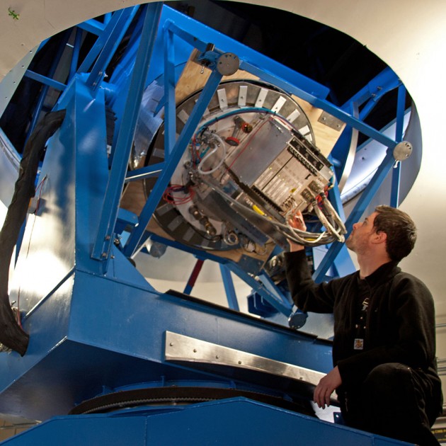 Paradoxalement, cette extraordinaire observation a été réalisée avec un instrument astronomique très modeste. Bicep 2 est un télescope de seulement 30 centimètres de diamètre, la taille d’un gros télescope d’amateur ! Bicep 2 n’observe pas la lumière visible, mais le rayonnement millimétrique, à 2 mm de longueur d’onde pour être précis. Sous le ciel d’une pureté quasi spatiale de l’Antarctique, le télescope Bicep 2 est extraordinairement sensible, mais sa résolution est très faible : un degré seulement ! Photo Steffen Richter/Bicep 2 Collaboration.