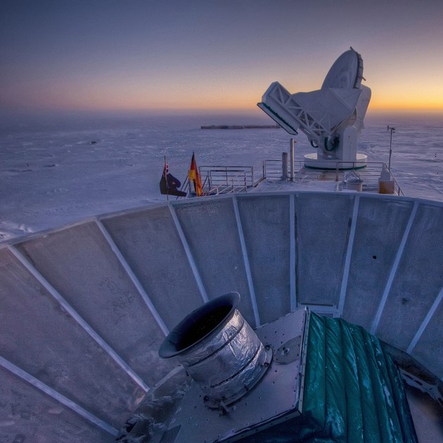 Le petit télescope Bicep 2, en avant-plan de l’image, est installé à 2900 mètres d’altitude, dans la base américaine Amundsen-Scott, au Pôle sud. Un observatoire idéal pour observer le rayonnement millimétrique, domaine de longueur d’onde où le rayonnement cosmologique est le plus brillant. Photo Steffen Richter/Bicep 2 Collaboration.