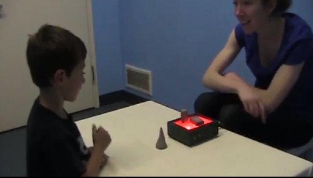 Le dispositif expérimental utilisé par C.G. Lucas et al. pour tester l’apprentissage logique chez les enfants / Photo : University of California – Berkeley