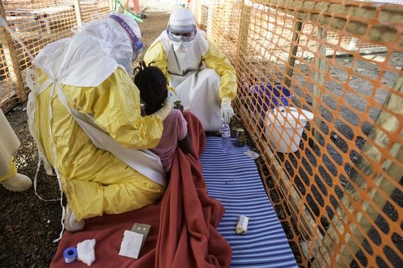 Dans le centre de soins de MSF pour les malades d’Ébola de Kailahun, en Sierra Leone, les patients sont amenés dans cette zone à haut risque de contamination. © Sylvain Cherkaoui/Cosmos