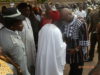 Le Naaba Yemde du Kouritenga et le Président Kaboré échangent des accollades