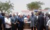 Le Premier Ministre Paul Kaba Thiéba et le PDG de CIMAF se serrant les mains