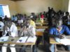 Candidats aux concours professionnels des CISU dans une salle de classe au lycée Bafuji de Gaoua après des heures d’attente faute de dossiers parvenus à Ouagadougou avec un retard