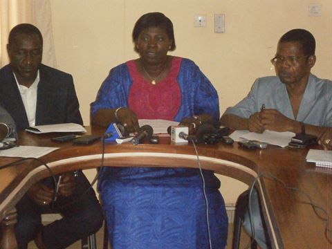 Au milieu: Madame Mariam Diallo/ Zoromé/ Secrétaire Permanent du Comité National de Lutte contre la Drogue (CNLD)