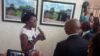 Une artiste expliquant au Président le message véhiculé par ses oeuvres