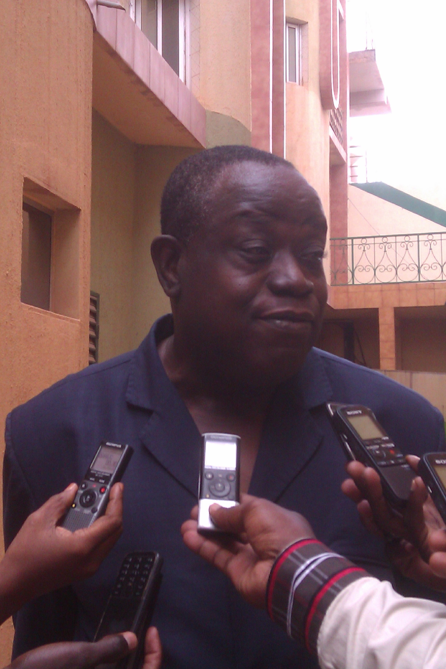 1-« Le FRSIT entend relever, à court terme, favoriser la création d’emploi et de richesse à travers le développement et la promotion de l’innovation », a indiqué le Directeur général de l’ANVAR, Dr Bréhima DIAWARA.