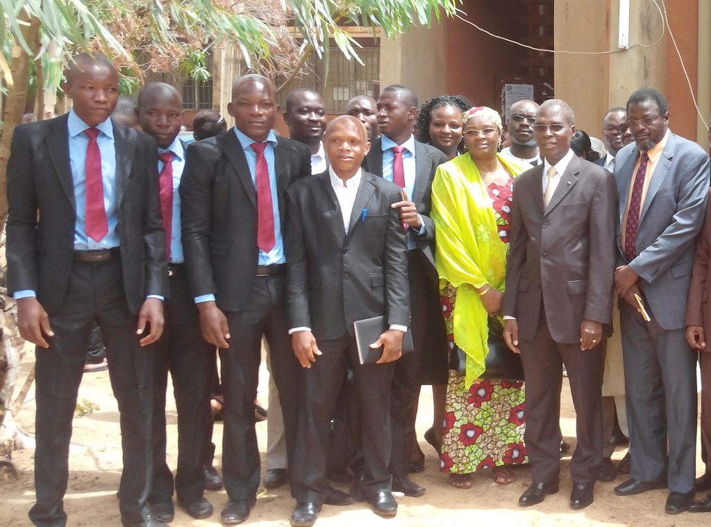 1 Photo de famille avec le professeur kimséyinga à droite, suivi du parrain et la représentante de la banque mondiale