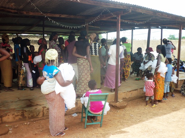 Population du secteur n°1 de la commune de Gaoua recevant les MILDA des mains des agents distributeurs.
