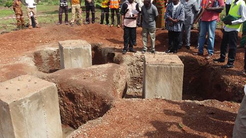 Les assises du future château d'eau à Nako