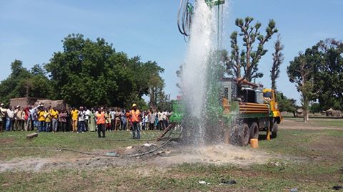 Et l'eau jaillit des sols de Patiarakuy ,une localité située à 10km de Nouna.fin de la viste des réalisations du programme présidentiel composante "eau et assainissement " tranche annuelle 2016 (PUCEA 16) dans la Boucle du Mouhoun.D'autres régions seront visitées les jours à venir. L'occasion faisant le larron nous faisons un detour à Lery pour voir l'état du barrage.
