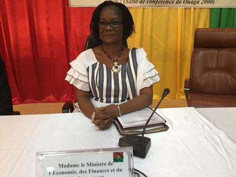Message de madame le ministre de l'Economie des Finances et du Développement à l'occasion de la fête du ramadan. Travailleurs du MINEFID Partenaires du MINEFID Usagers de l'administration Musulmans et musulmanes du Burkina ! Au terme d'un mois de jeûne marqué par la foi, l'espérance, la privation et l'observation stricte des préceptes de l'islam, je voudrais vous féliciter pour votre engagement spirituel au cours de ce mois sacré du ramadan. Qu'Allah accepte votre jeûne ainsi que celui de vos proches et vous accorde, ainsi qu'à vos familles et à vos proches, l'accès au paradis par la porte des jeûneurs pieux. Que les grâces de ce mois de jeûne et de ce jour saint et béni du ramadan rapprochent nos cœurs, favorisent le partage et la solidarité et renforcent notre foi en Allah. Que Dieu vous accorde sa clémence et sa miséricorde et agrée vos prières et celles de vos proches. Qu'il vous accorde sa bénédiction et nous garde loin de l'agitation et du tumulte de la vie d'ici-bas. Que la santé, le bonheur, la réussite et la joie soient notre quotidien, pour permettre à chacun d'apporter sa pierre à la construction d'un Burkina prospère. Que Dieu vienne en aide à toutes les personnes vulnérables, les malades, les pauvres, les orphelins, les veuves, bref à tous ceux qui souffrent dans la solitude. Bonne et heureuse fête du ramadan! Hadizatou Rosine COULIBALY/SORI Ministre de l'Economie des Finances et du Développement
