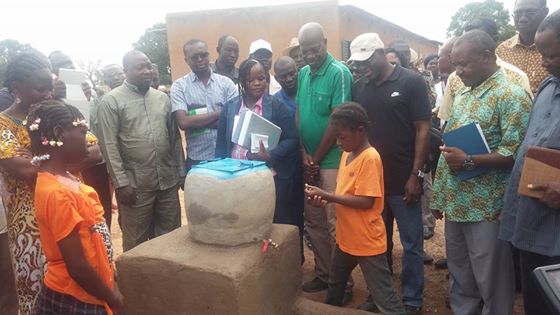 Visite de latrines écoles plus une dispositif de lavage des mains à Nafona réalisé par un partenaire "le projet Haute Comoe"avec le financement de l'ONG OXFAM dans le cadre du programme presidentiel composante eau et assainissement.Au cours de la visite des élèves ont fait une démonstration de lavage des mains.