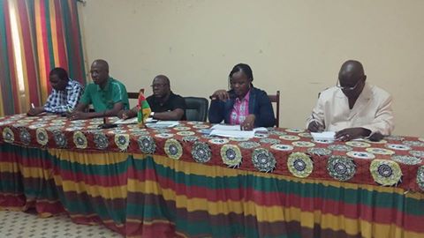 Nous sommes dans les Cascades.Le Ministre s'imprégne des réalités de la Direction régionale et de l'agence de l'eau des Cascades.Les difficultés se résument à l'insuffisance de personnel et de la logistique, à l'absence de bureau, d'internet etc. Le Ministre promet d'y apporter des solutions les jours à venir