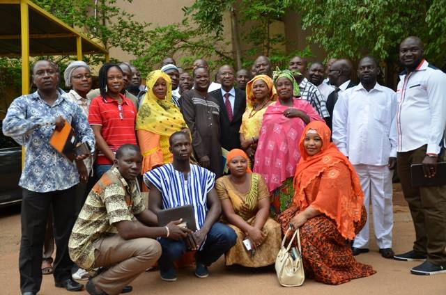 Photo de famille à la fin de la rencontre avec le ministre