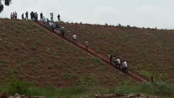 Un détour vers le barrage de Moussodougou dont la digue commence à être rongée par l'érosion.les travaux de réhabilitation ont débuté depuis une année mais ont été suspendus faute de financement.le MInistre promet se pencher sur la question afin de résoudre le problème en renforçant la base de la digue.