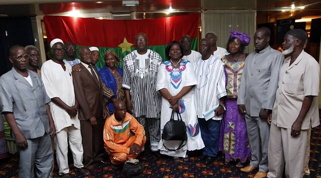 Photo de famille: le Président du Faso et la délégation des ressortissants  burkinabé vivant au Niger