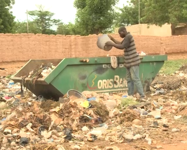Des ordures jetées juste à côté des dépotoirs. 