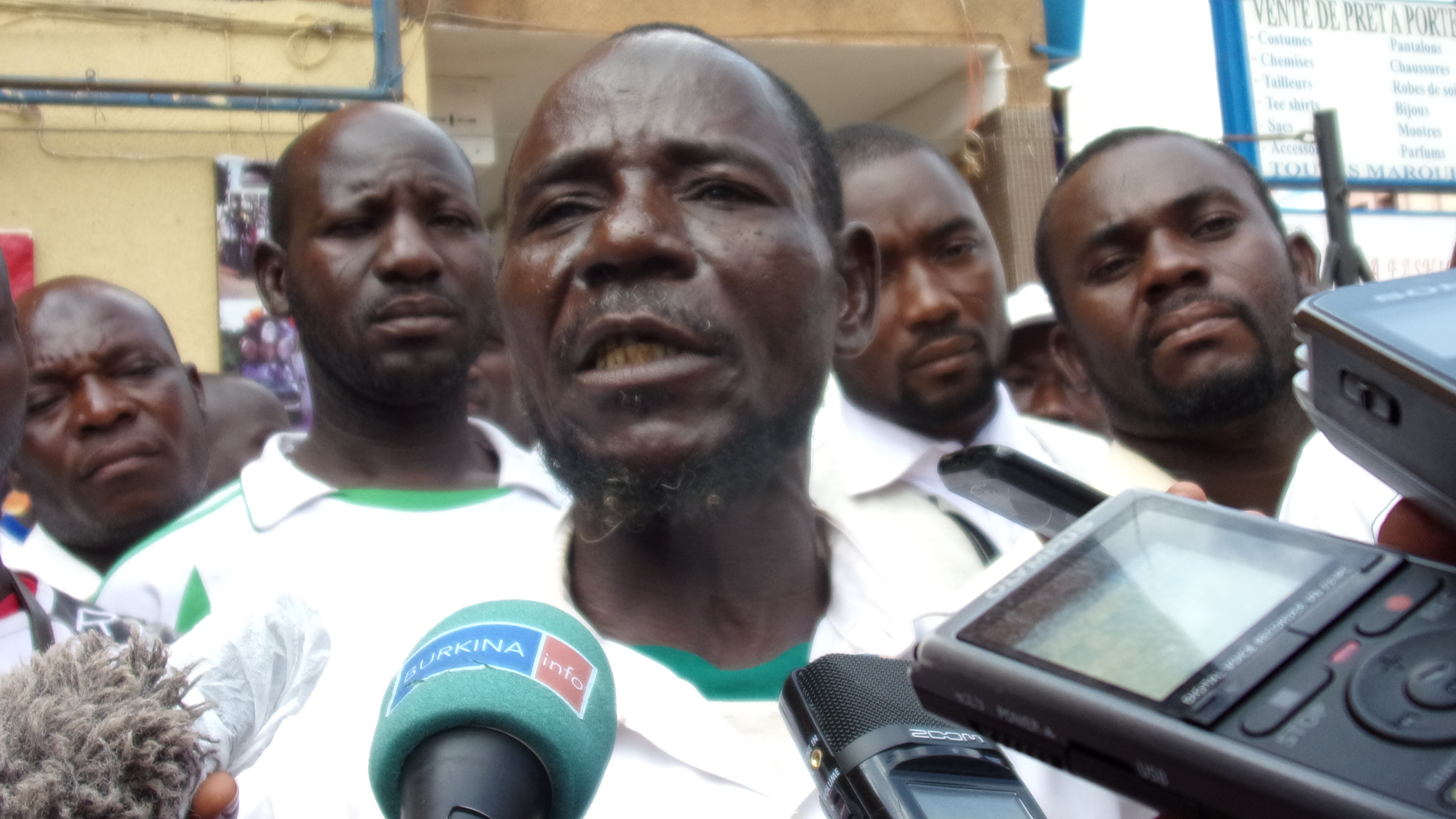 « Ma boutique a été criblée de balles », a indiqué ce vendeur d’objets d’arts, Adama Yampa.