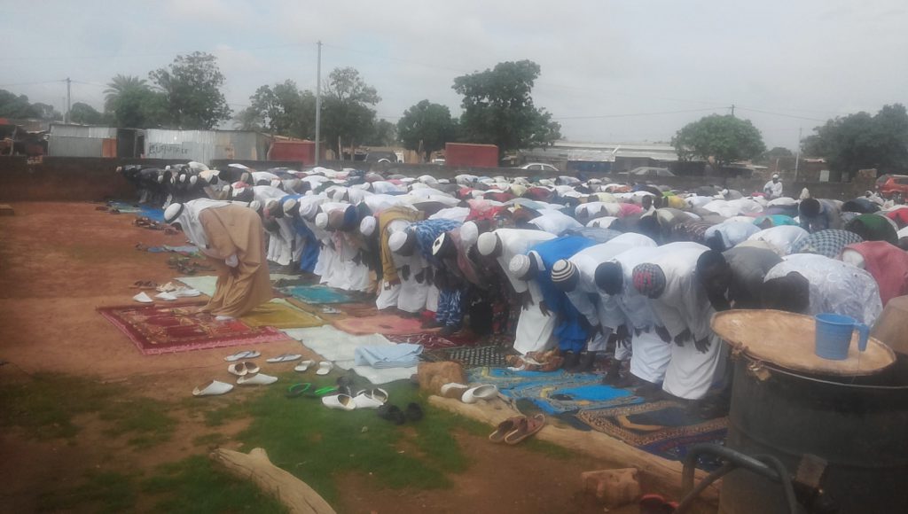 Les Fidèles musulmans de Léo prient pour la fin du Carême.