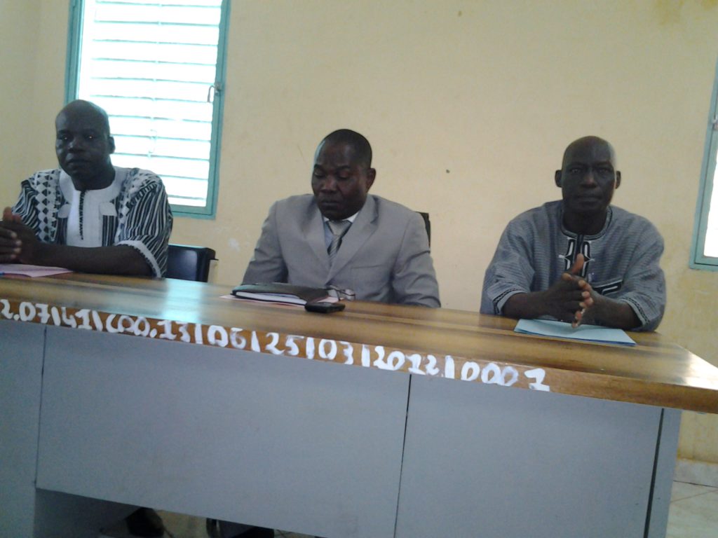  Le Haut-commissaire au milieu, à gauche le DPENA entrant et à droite le DPENA sortant