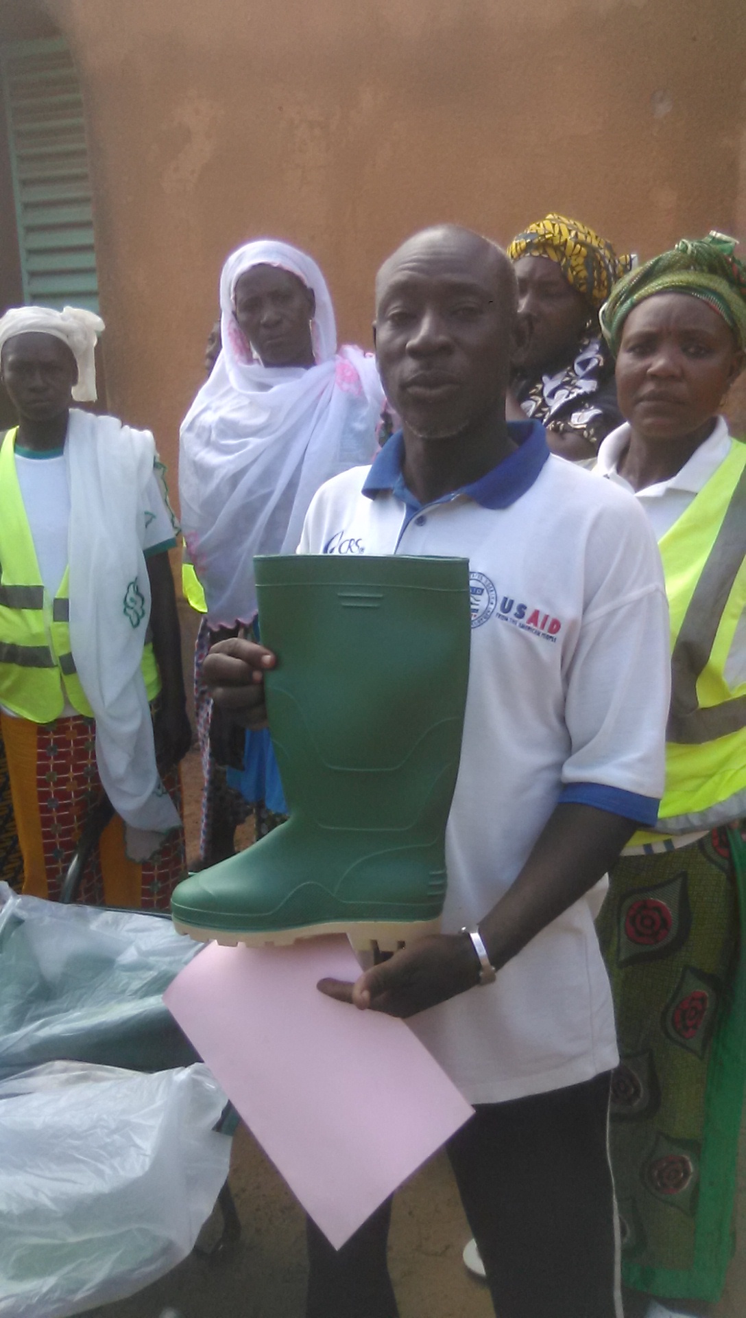 Moussa DAHOUROU responsable de l'Association tenant une botte.