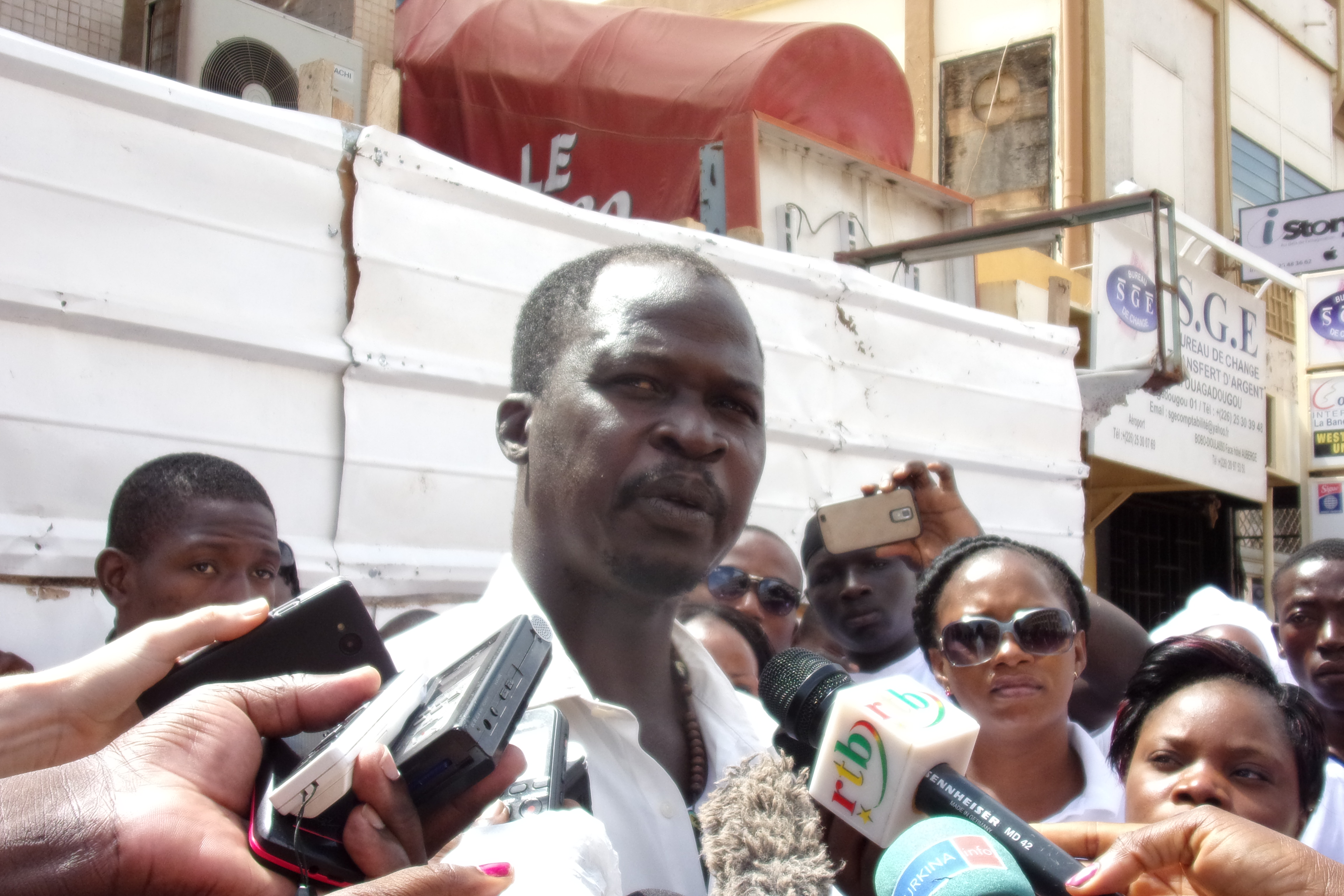 3-Pour le représentant du Cappucino, Frédéric Ouédraogo, l’Etat doit trouver des solutions idoines aux victimes du Cappucino et de tout son entourage.