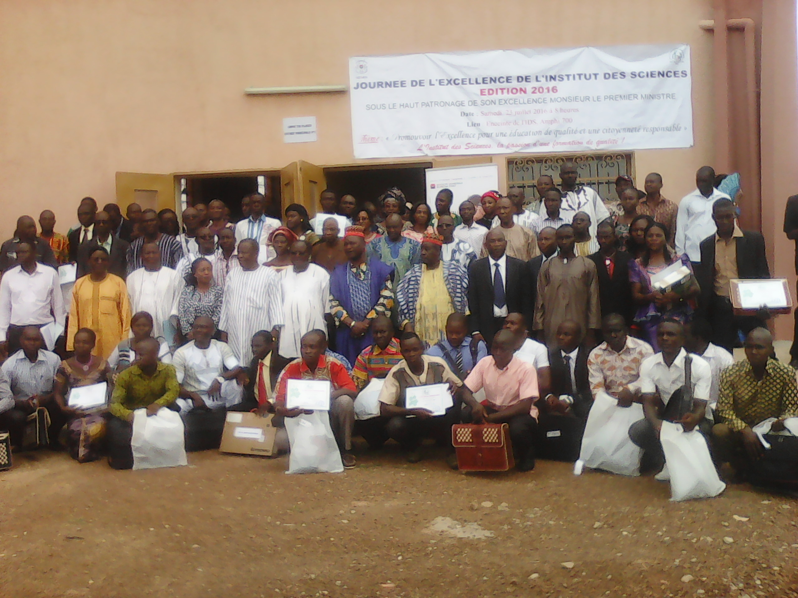 Photo de famille des lauréats.