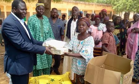 A la suite de ses pairs, l’honorable député Mathias Ouédraogo a fait don de vivres, d’effets d’habillement pour enfant et de savon.