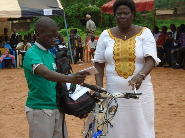    Meilleur élève au CEP, NANEMA FÉLIX recevant son prix .