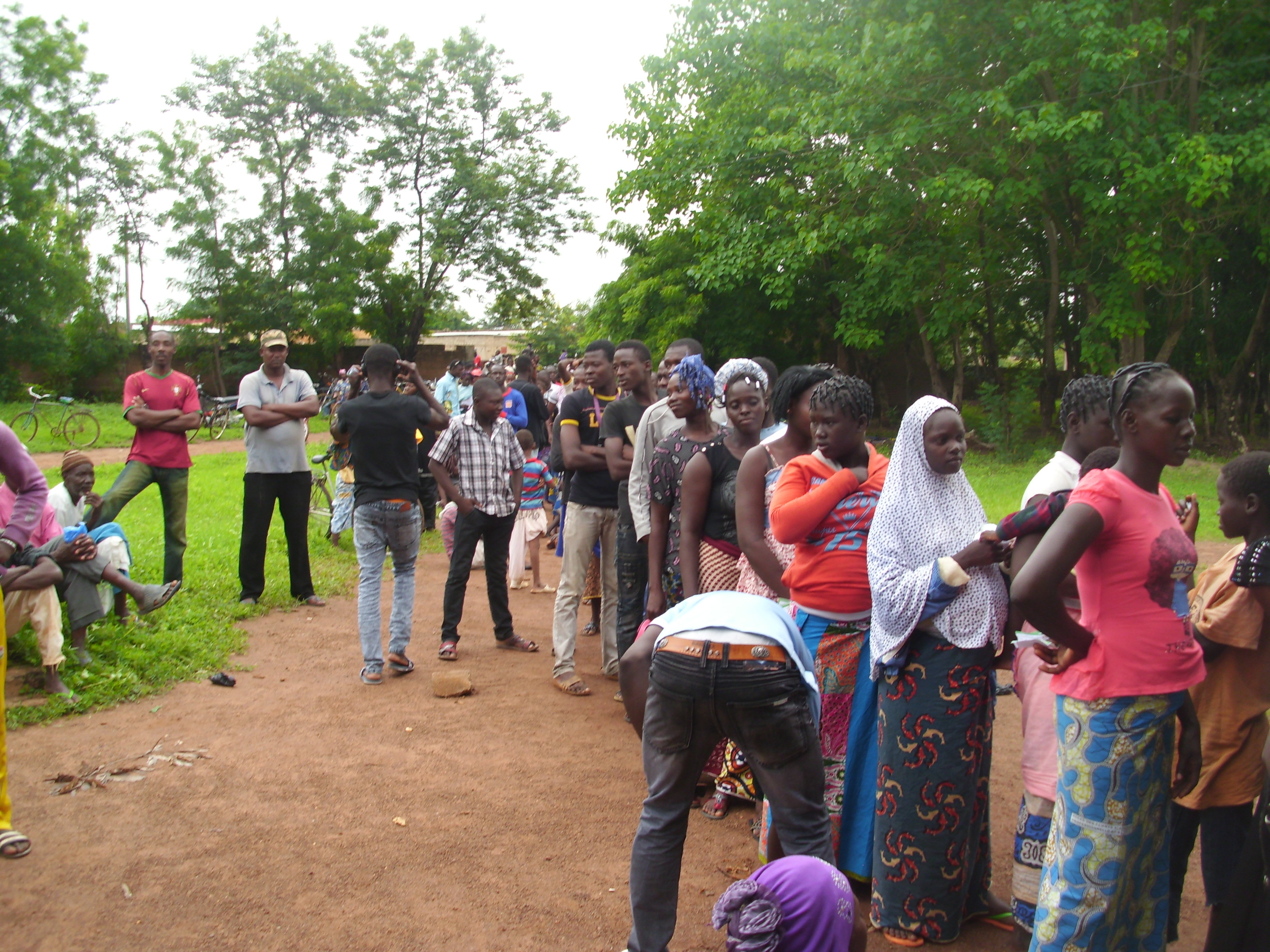 Les populations attendant patiemment de début de l'opération.