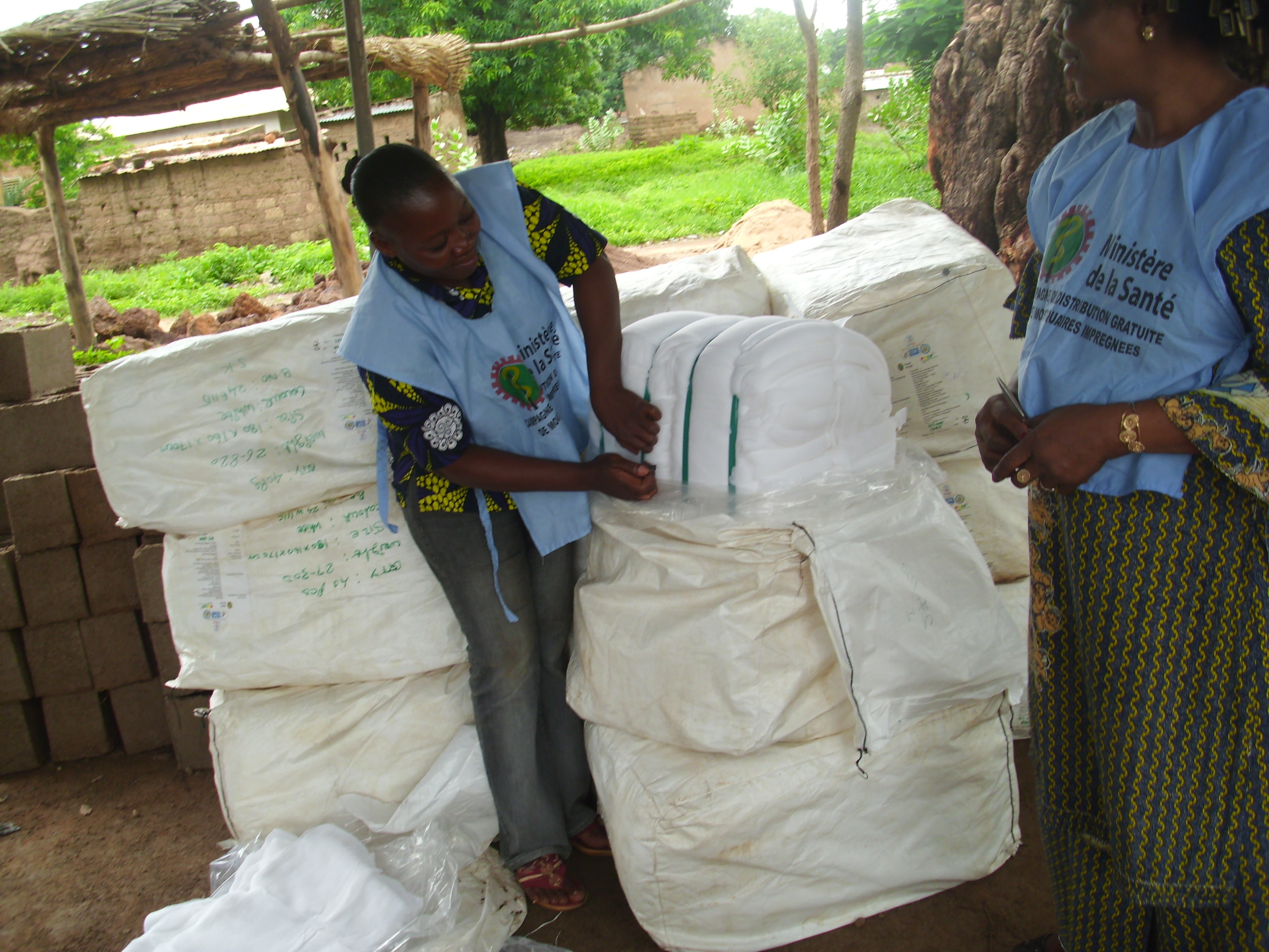 Les agents distributeurs s'apprêtent pour l'opération.