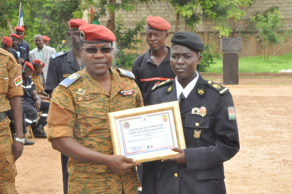 La remise des diplomes aux officiers
