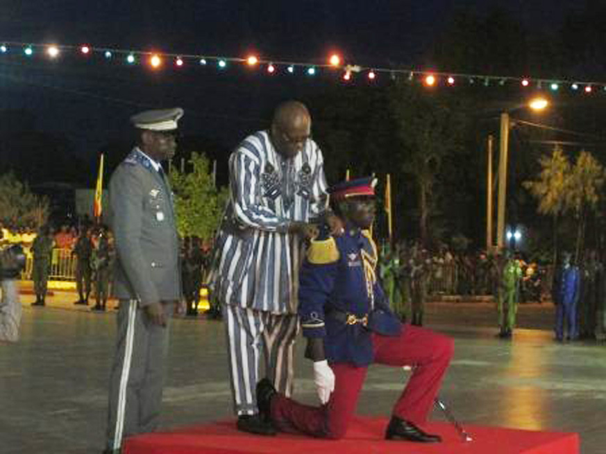 Le major de la promotion recvant ses épaulettes des mains du Président du Faso.