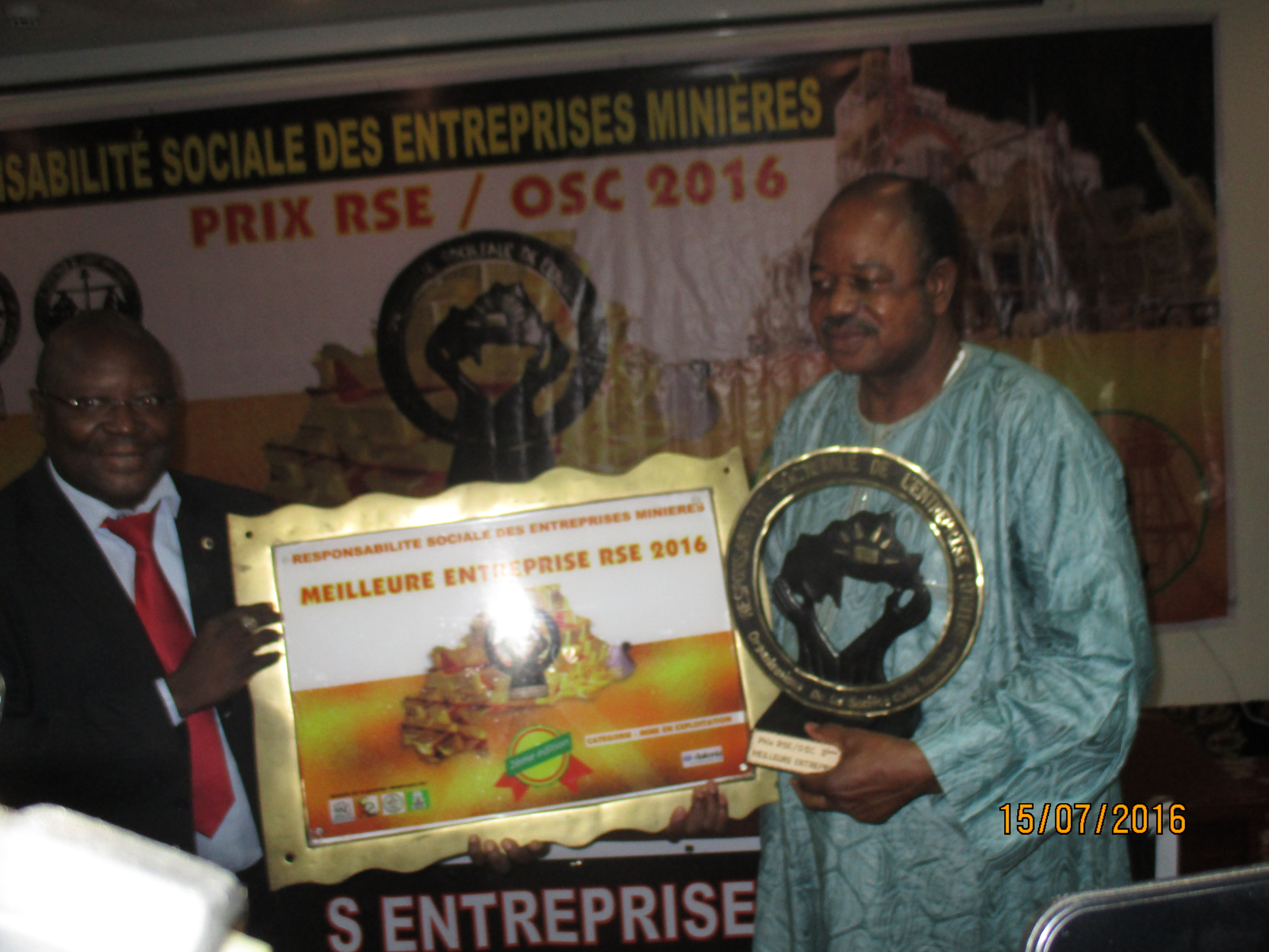 Le responsable de SEMAFO recevant son prix.