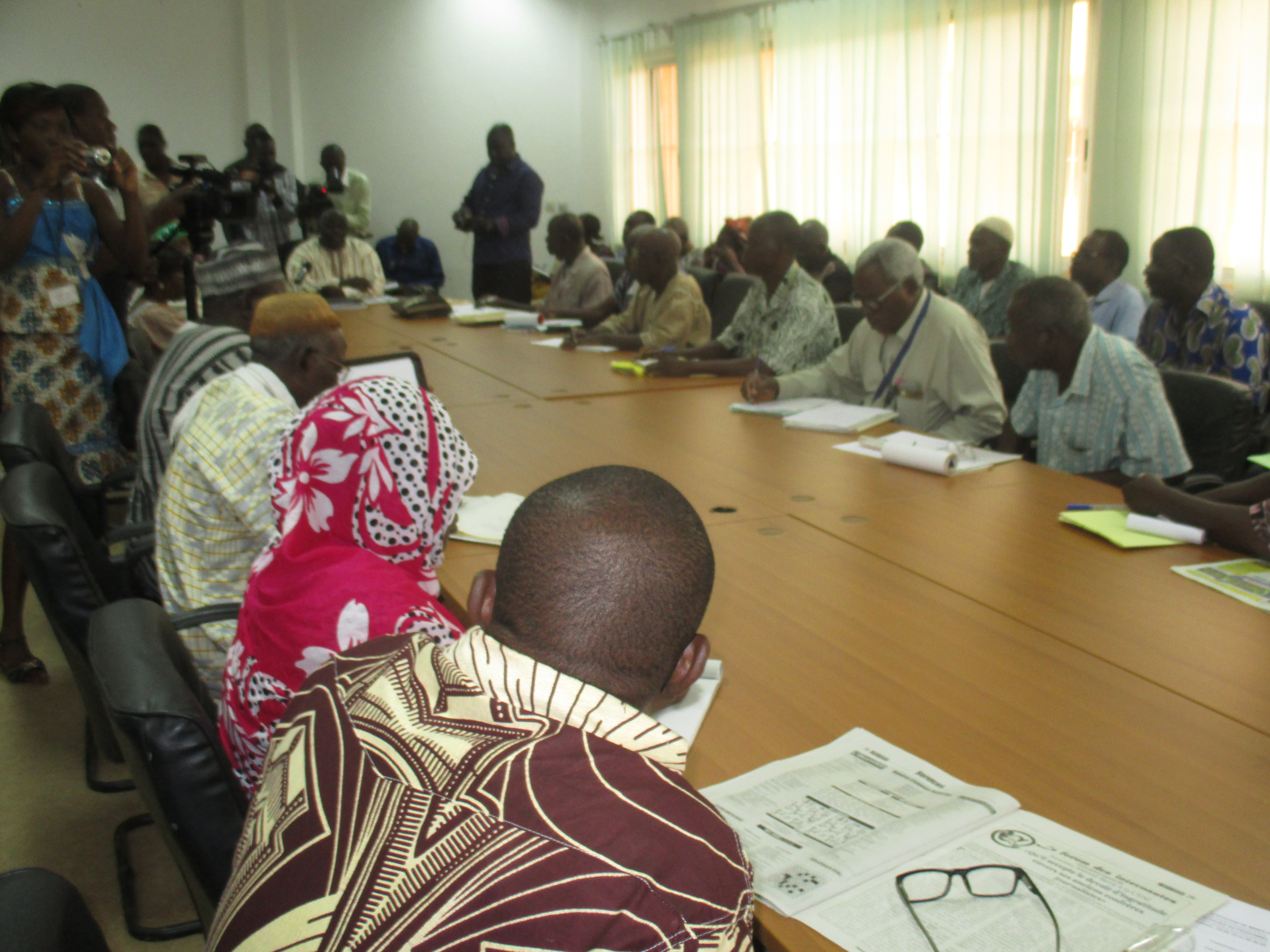 Les travailleurs déflatés échangeant avec le Président du HCRUN.