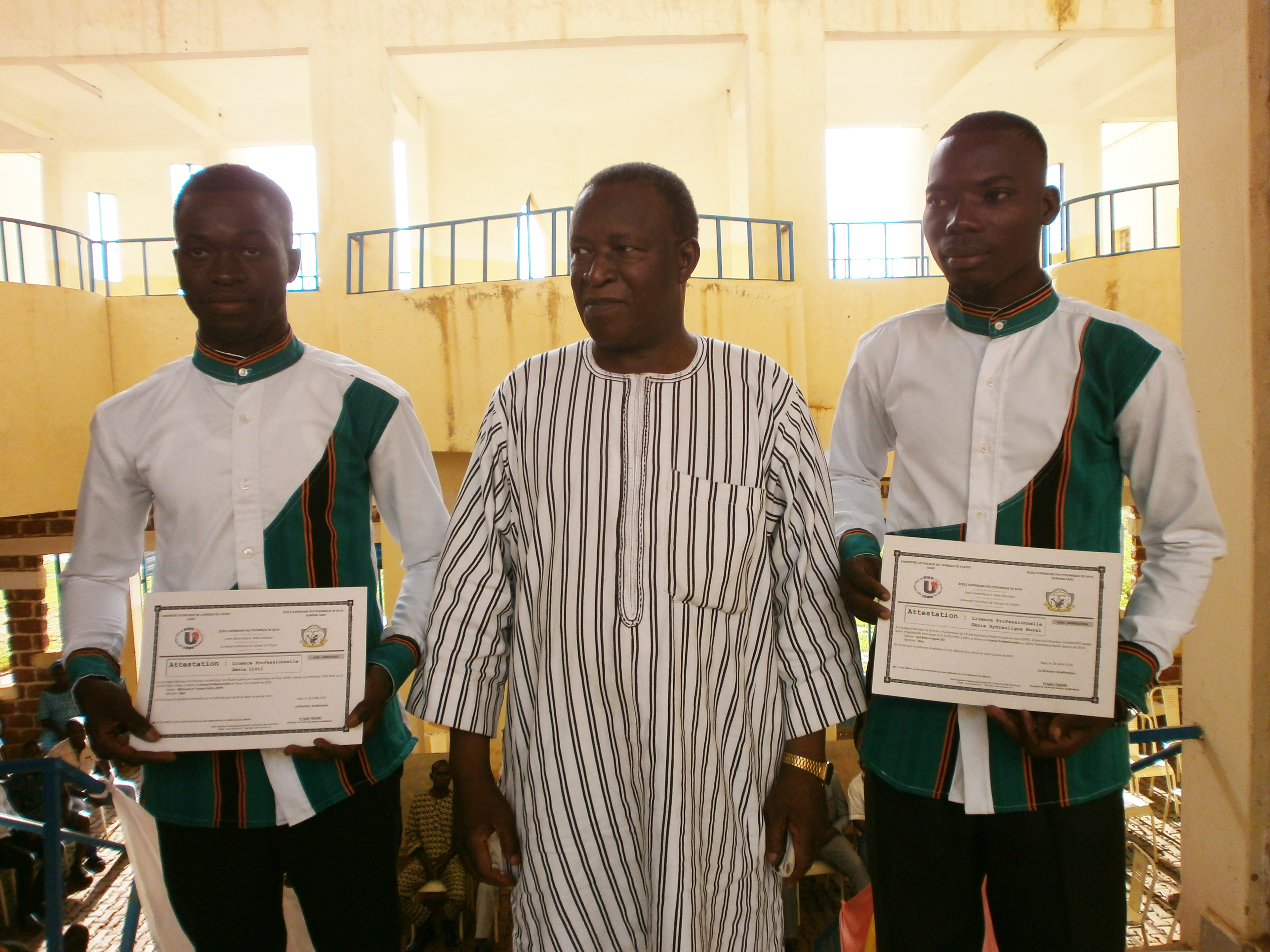 Désormais aptes pour l’emploi, c’est avec fierté que les récipiendaires ont posé avec les autorités présentes.