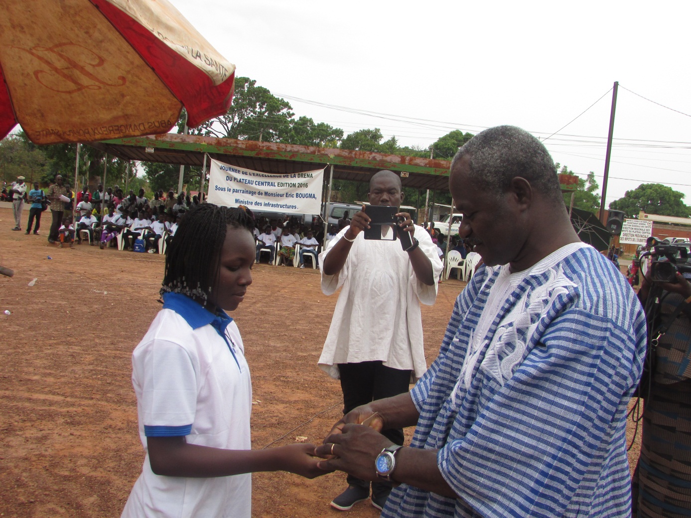 ZONGO T. Dayané meilleure élève de région du Plateau-central recevant des encouragements.