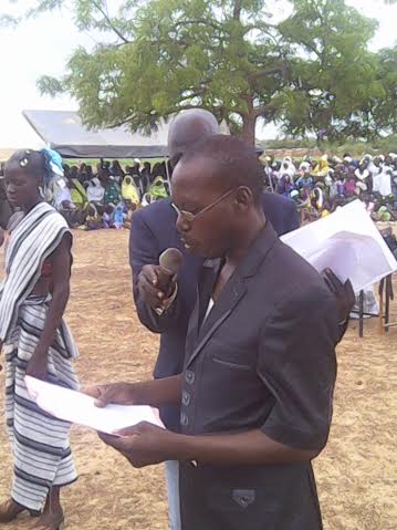 Le représentant du parrain prononçant son discours.