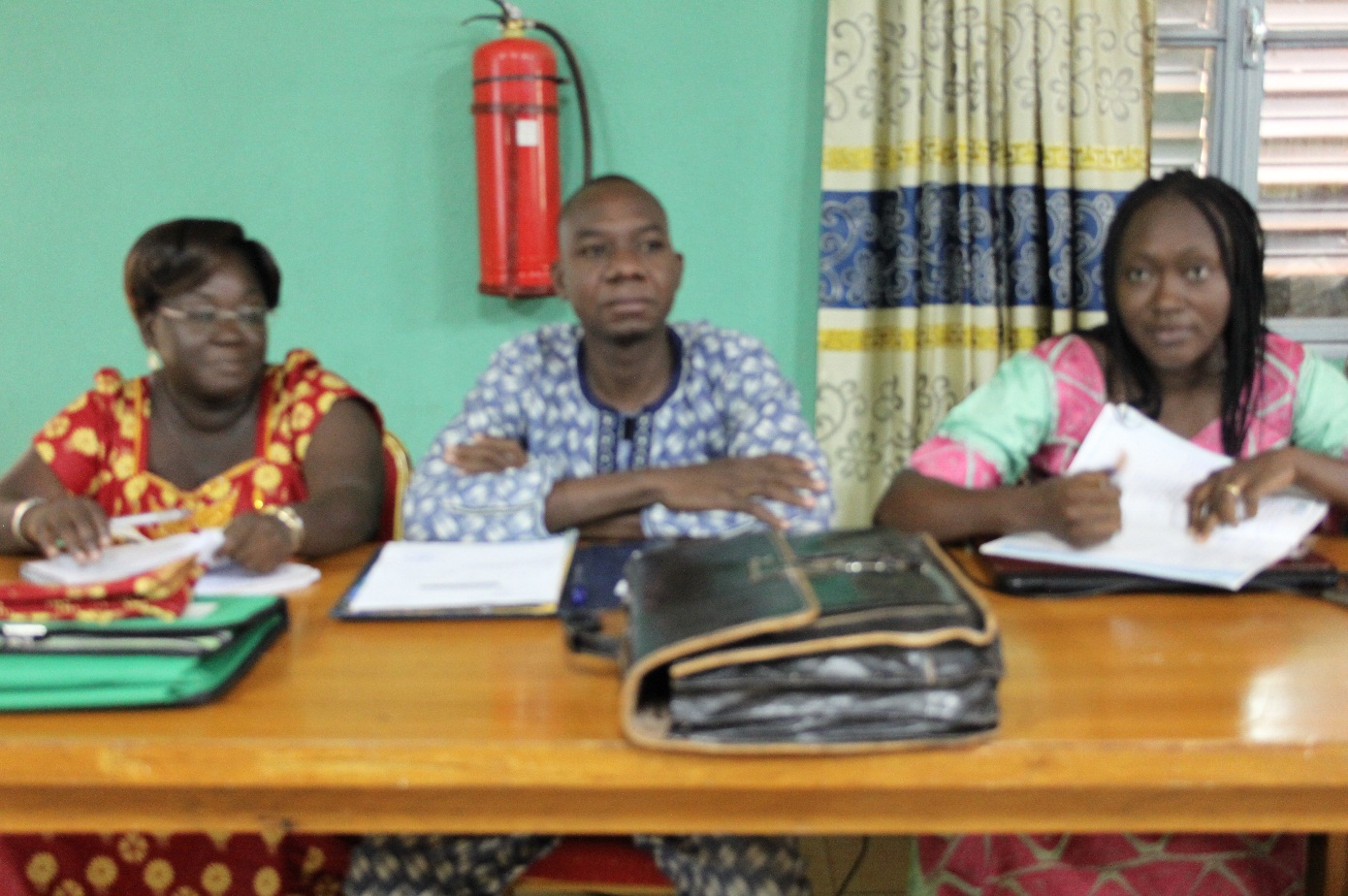 De la gauche vers la droite, Madame Hawa KABORE, Haut-Commissaire du Zondoma, Monsieur Adama Jean Yves BERE, Haut-Commissaire du Passoré et Madame Nadine NARE/OUERECE, Directrice de la Règlementation et du Suivi des Organismes de Bassins Transfrontaliers suivant attentivement les échanges au cours de l’atelier du 11 au 12 juillet 2016 à Ouahigouya.