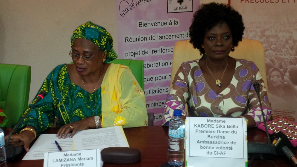 De la droite vers la gauche, la Première Dame du Faso, Madame Sika Bella KABORE, Madame Mariam Lamizana, Présidente de l'ONG.