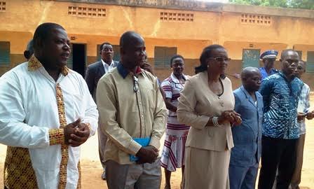 Madame Nandy SOME/DIALLO, Présidente du CORESUR a été aux côtés des sinistrés à travers un premier soutien en non-vivres.