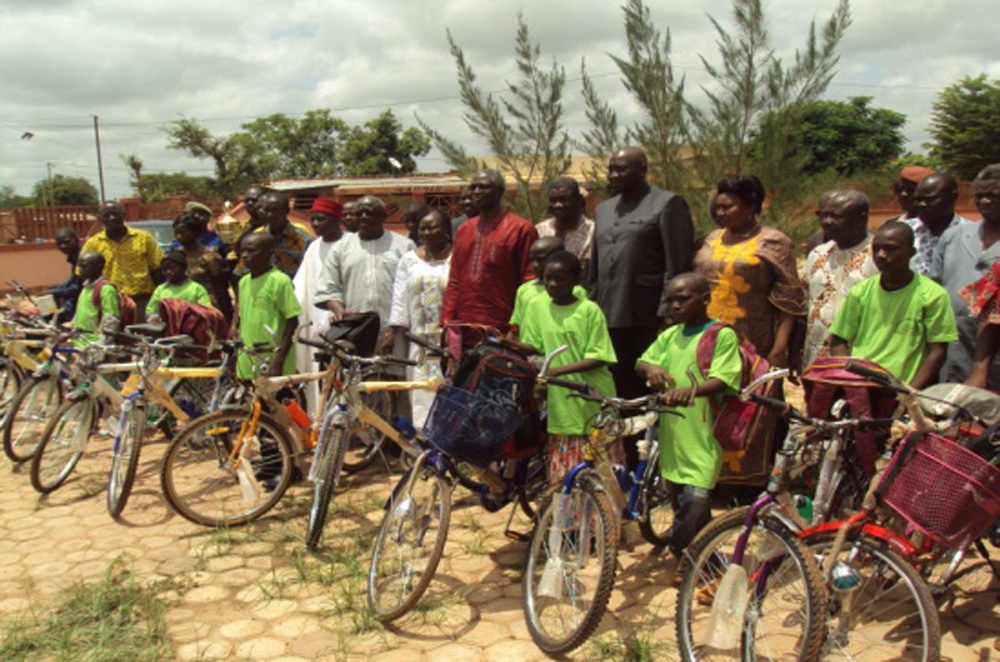 Photo de famille du Ministre Jean Martin Coulibaly et des lauréats de la 12e Edition de la journée de l'excellence.