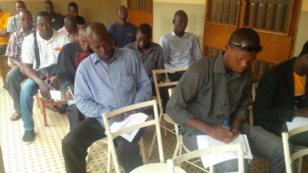 Hommes de medias et invités ont suivi avec attention la présentation.