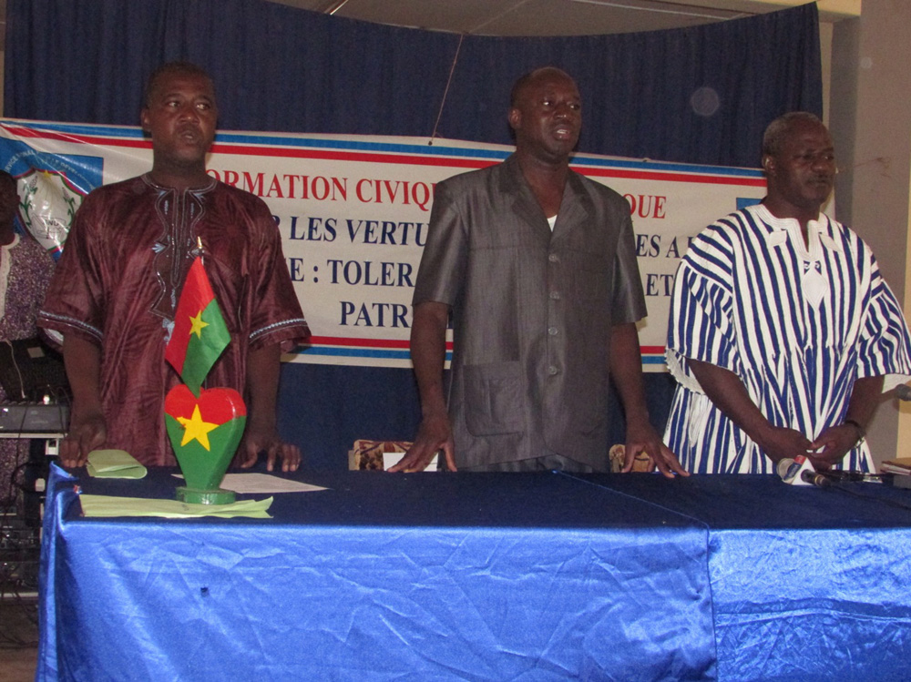 De gauche à droite le représentant du maire de Zorgho Monsieur KABORE Saidou, Monsieur Robert ZOUNGRANA Haut-commissaire du Ganzourgou, Monsieur SOME S. Sévérin Secrétaire Général de la région du Plateau-central exécutant l’hymne nationale au début de la cérémonie.