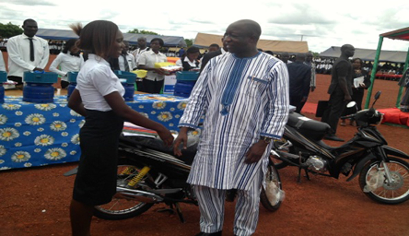 Une lauréate recoit son prix des mains du Premier Ministre.