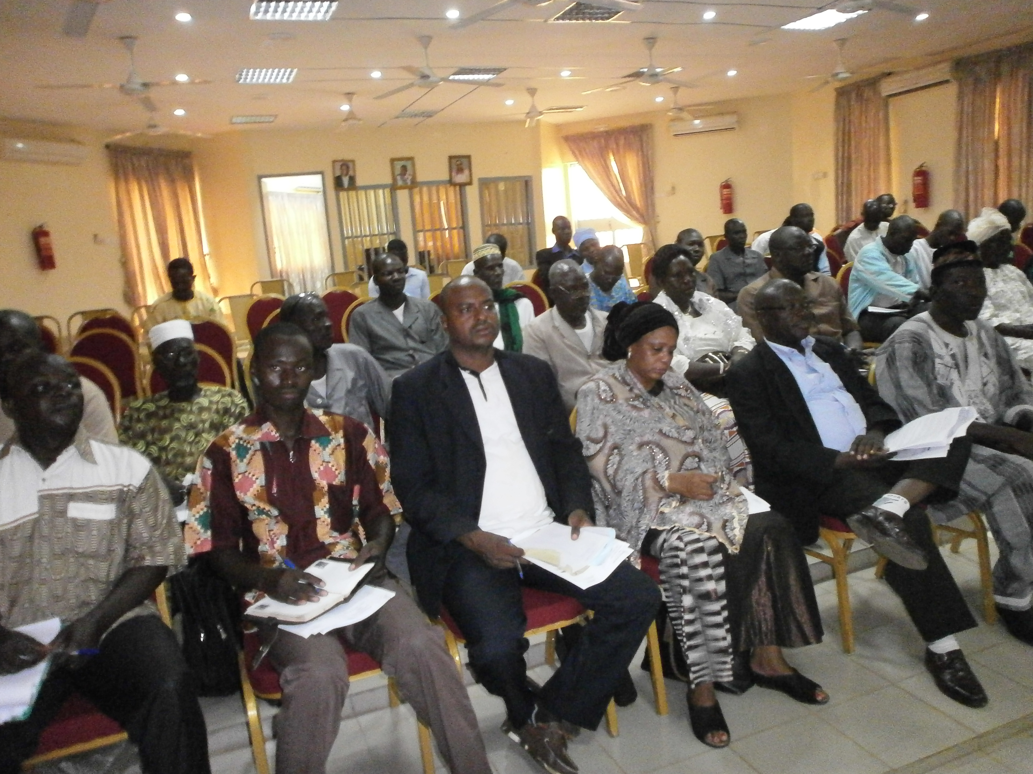 Les participants ont accordé un grand intérêt aux différentes communications.