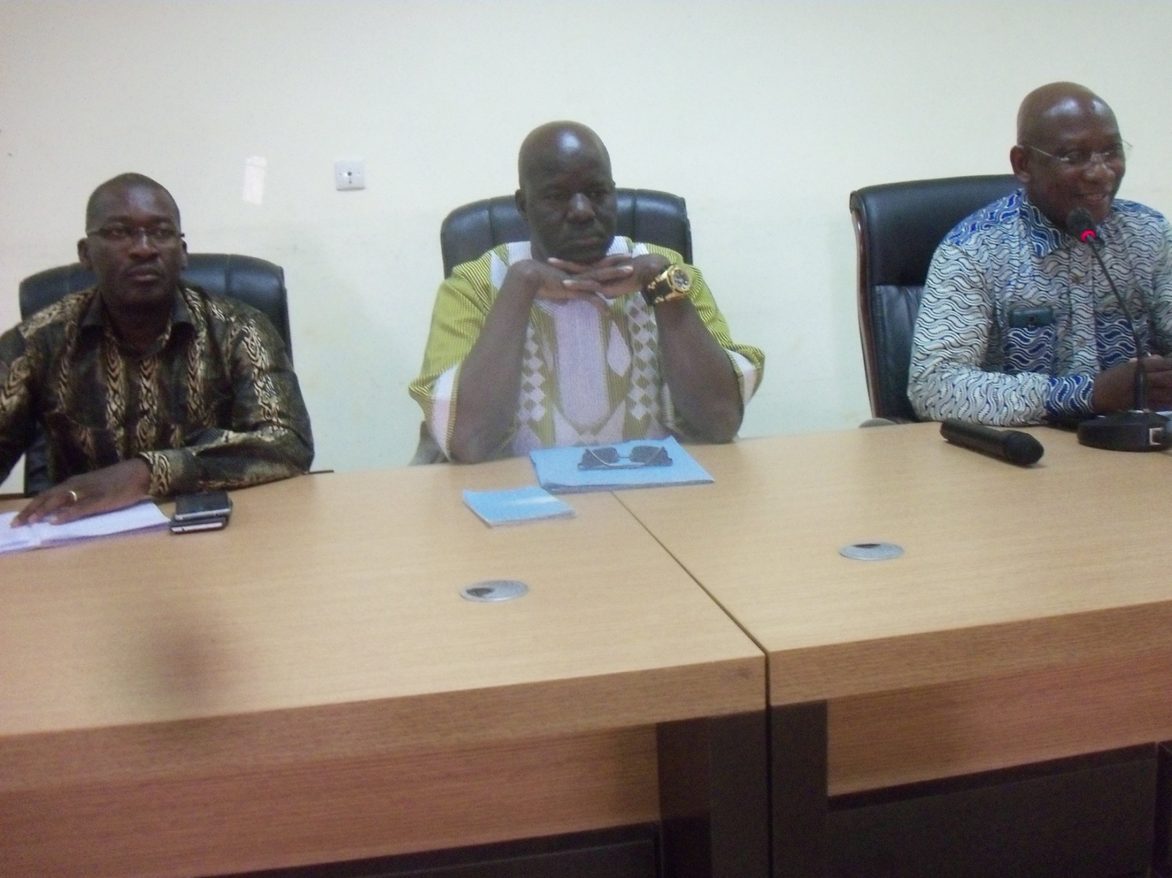 Présidium : Le Gouverneur Tagsseba Nitiéma au milieu, à droite le DG de la SONABEL François De Salle Ouédraogo et à gauche le Maire de la commune de Gaoua Fiacre Kambou.