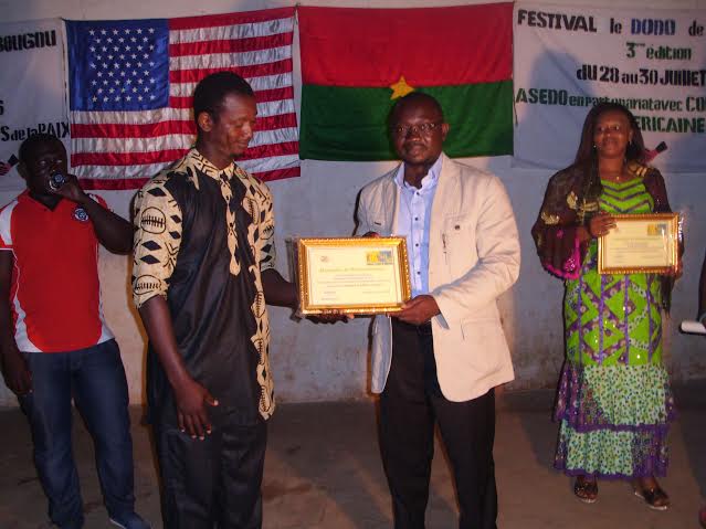 Le parrain et la marraine de la cérémonie, recevant leur attestation de reconnaissance.