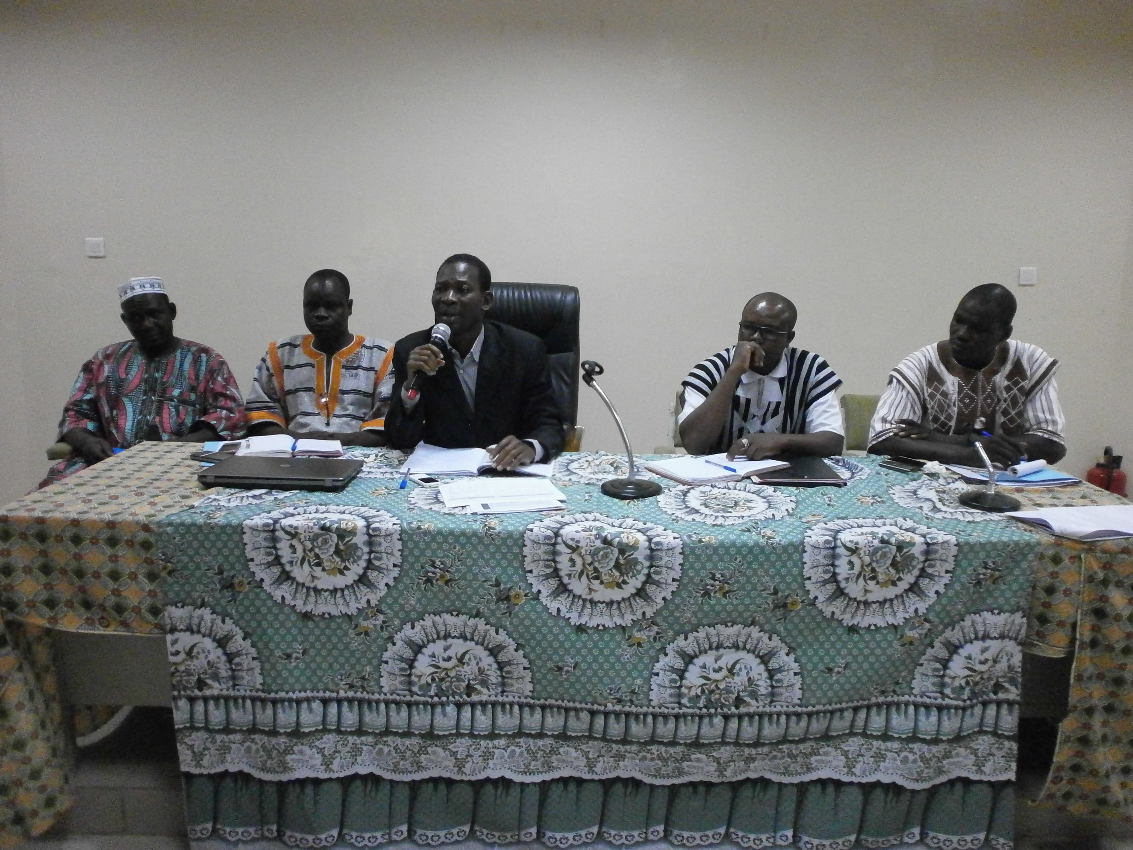 Adama Sawadogo, président du Conseil Régional était entouré du premier vice-président et des présidents de commissions permanentes.